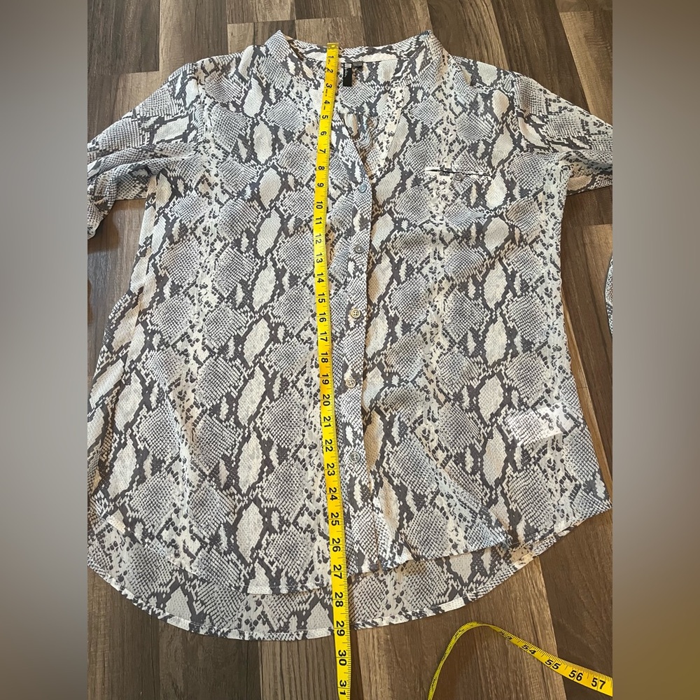 Kut from the Kloth Sinclaire Snake Print Button Down Blouse SZ Large - Picture 9 of 11